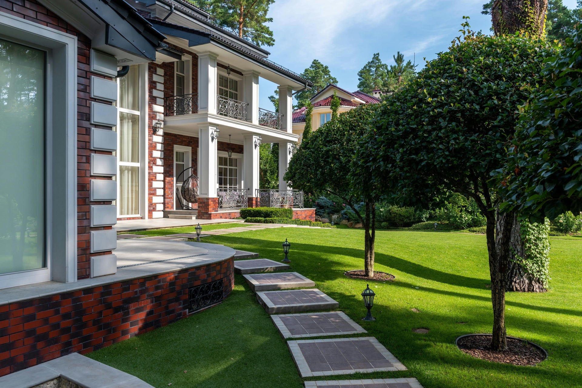 Top 8 Essential Summer Lawn Care Tips for a Lush, Healthy Yard All Season